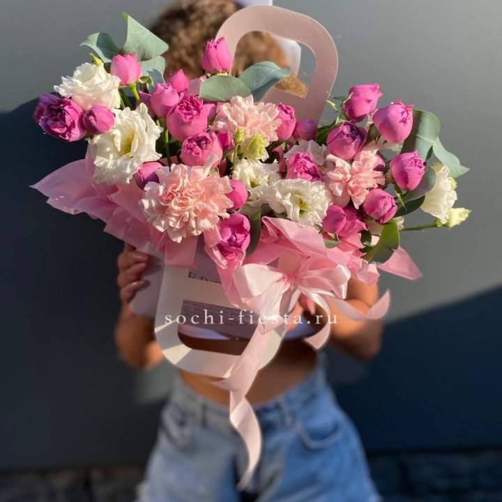 Сумочка с кустовой розой и диантусами в Тюмени