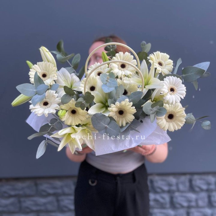 Сумочка лилии и герберы в Тюмени