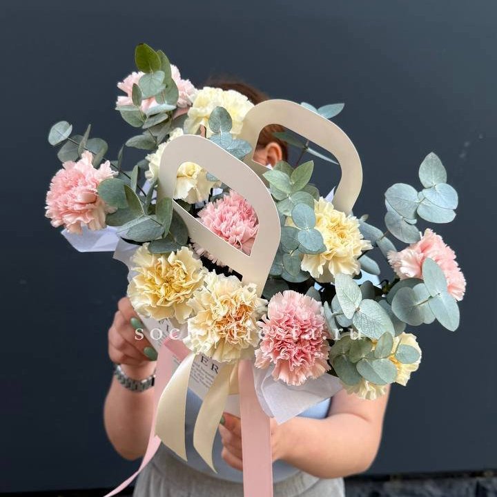 Сумочка из диантусов в Тюмени