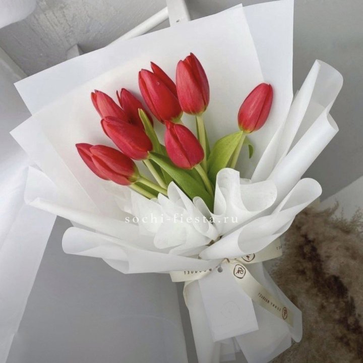 Букет красных тюльпанов в Тюмени