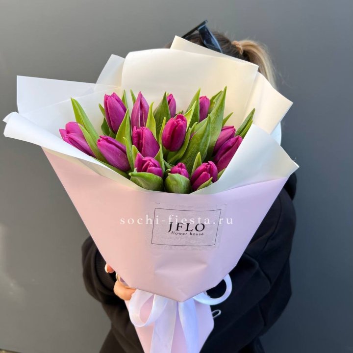 15 пурпурных тюльпанов в Тюмени