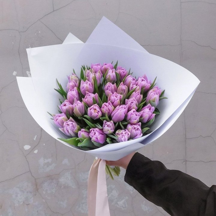 35 сиреневых тюльпанов в Тюмени