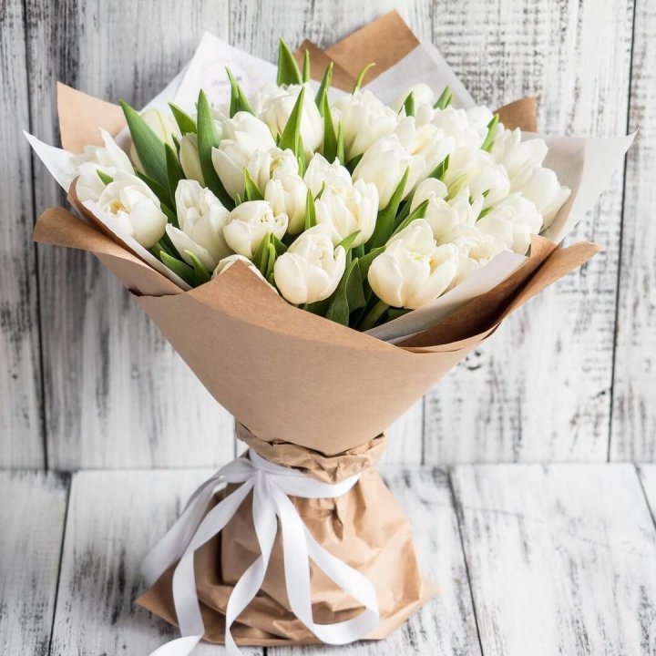 25 белых тюльпанов в Тюмени