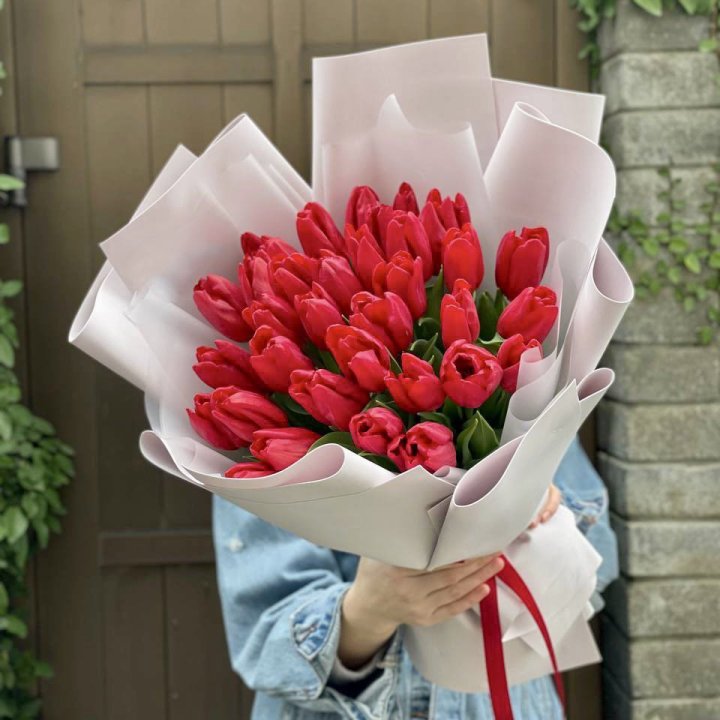 35 красных тюльпанов в Тюмени