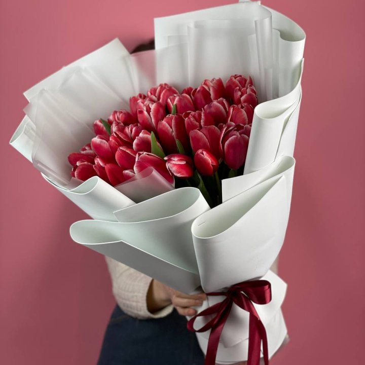 Букет красных тюльпанов в Тюмени